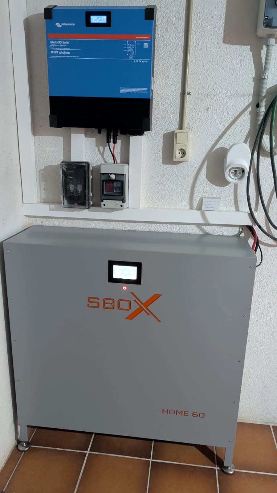 Bateria solar SBOX HOME 60 instal·lada amb inversor Victron Multi RS Solar i quadre de proteccions