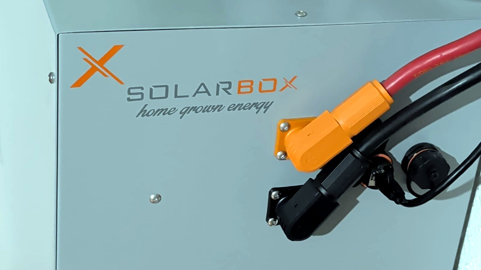 Detall del frontal i dels connectors de potència d'una bateria SolarBox